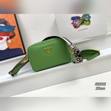 Эта сумка для фотоаппарата с двумя ремнями от PRADA изготовлена из импортной кож