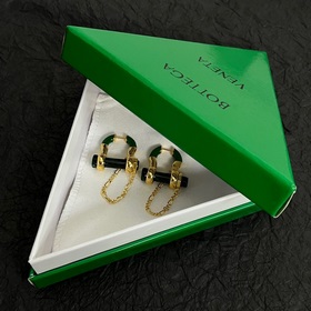 Серьги Bottega Veneta BV с металлическим блеском выглядят очень э