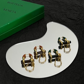 Серьги Bottega Veneta BV с металлическим блеском выглядят очень э