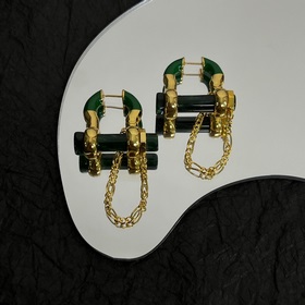 Серьги Bottega Veneta BV с металлическим блеском выглядят очень э