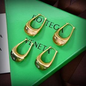 Новые серьги BOTTEGA VENETA с уникальным дизайном индивидуальност
