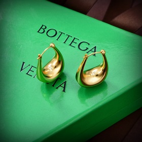 Новые серьги BOTTEGA VENETA с уникальным дизайном индивидуальност
