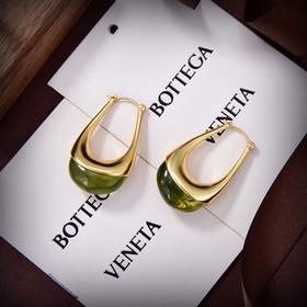 Новые серьги BOTTEGA VENETA с уникальным дизайном индивидуальност