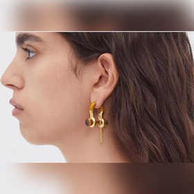 Серьги Bottega Veneta BV с металлическим блеском выглядят очень э