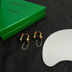 Серьги Bottega Veneta BV с металлическим блеском выглядят очень э