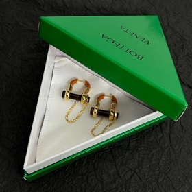 Серьги Bottega Veneta BV с металлическим блеском выглядят очень э