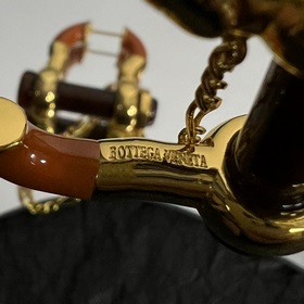 Серьги Bottega Veneta BV с металлическим блеском выглядят очень э