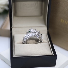 Кольцо с змеей BVLGARI Кольцо с змеей BVLGARI воплощает очаровани