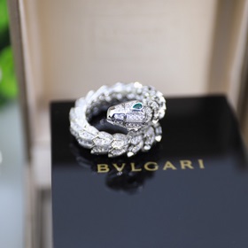 Кольцо с змеей BVLGARI Кольцо с змеей BVLGARI воплощает очаровани