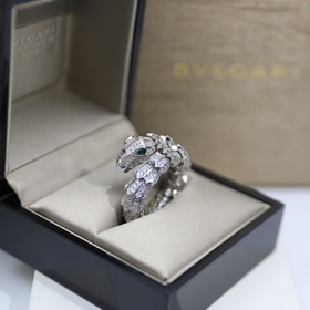Кольцо с змеей BVLGARI Кольцо с змеей BVLGARI воплощает очаровани
