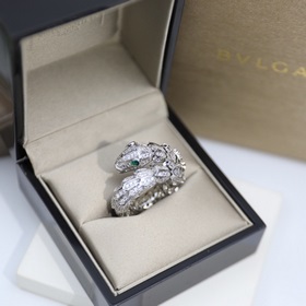Кольцо с змеей BVLGARI Кольцо с змеей BVLGARI воплощает очаровани