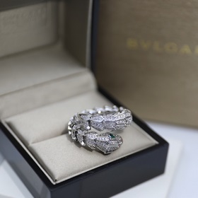 Кольцо с змеей BVLGARI Кольцо с змеей BVLGARI воплощает очаровани
