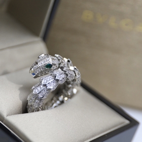 Кольцо с змеей BVLGARI Кольцо с змеей BVLGARI воплощает очаровани