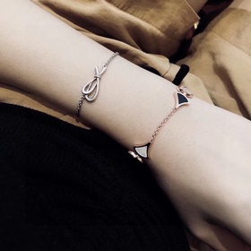 Уровень покупки Bvlgari Diva серия Черно-белая юбка Браслет Класс