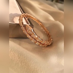 Высококачественный браслет Bulgari с тонким змеиным узором. Этот