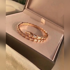 Высококачественный браслет Bulgari с тонким змеиным узором. Этот 