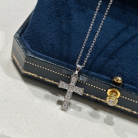 Бриллиантовое крестное ожерелье Bulgari. Популярно среди модников