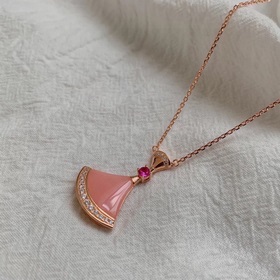 Bulgari, ограниченная серия к Дню влюбленных Натуральный розовый