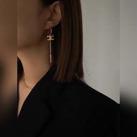 Серьги Celine RECLOUS Новинка Простые и модные серьги с асимметри