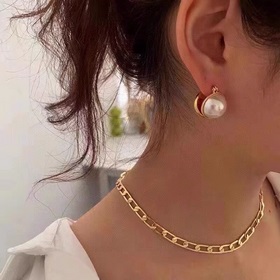 Новые серьги-гвоздики с жемчужинами от Celine обладают уникальным