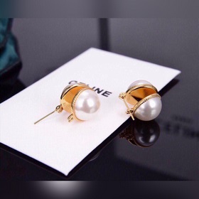 Новые серьги-гвоздики с жемчужинами от Celine обладают уникальным