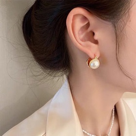 Новые серьги-гвоздики с жемчужинами от Celine обладают уникальным