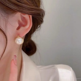 Новые серьги-гвоздики с жемчужинами от Celine обладают уникальным