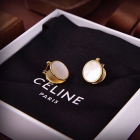 Новые золотые серьги-гвоздики Celine с белыми жемчужинами обладаю