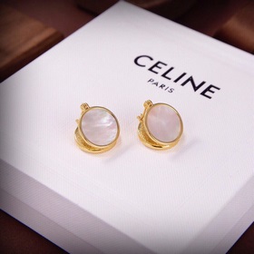 Новые золотые серьги-гвоздики Celine с белыми жемчужинами обладаю