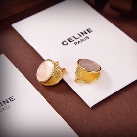 Новые золотые серьги-гвоздики Celine с белыми жемчужинами обладаю