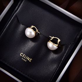 Новые серьги Celine Triumph Pearl с жемчужинами в форме Триумфаль