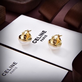 Новые серьги Celine Triumph Pearl с жемчужинами в форме Триумфаль