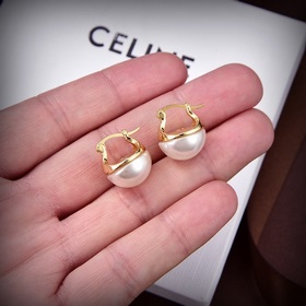 Новые серьги Celine Triumph Pearl с жемчужинами в форме Триумфаль