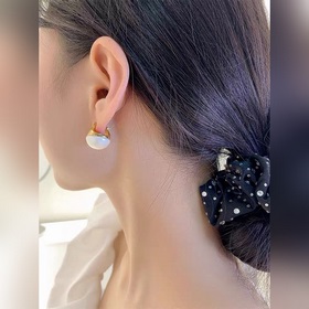 Новые серьги Celine Triumph Pearl с жемчужинами в форме Триумфаль