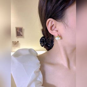 Новые серьги Celine Triumph Pearl с жемчужинами в форме Триумфаль