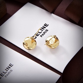 Новые серьги Celine Triumph Pearl с жемчужинами в форме Триумфаль