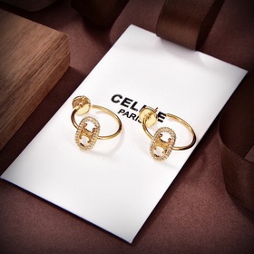 Новые серьги Celine Triumphal Arch отличаются уникальным дизайном