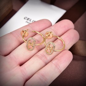 Новые серьги Celine Triumphal Arch отличаются уникальным дизайном