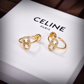 Новые серьги Celine Triumphal Arch отличаются уникальным дизайном
