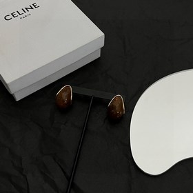 Серьги Celine всегда были эталоном минималистичного стиля. Смелый