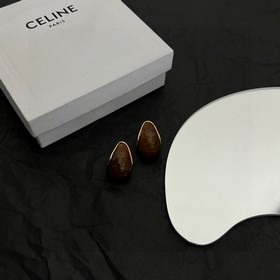 Серьги Celine всегда были эталоном минималистичного стиля. Смелый