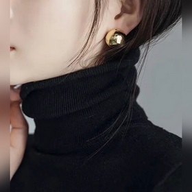 Celine Сережки с блестящей поверхностью Celine уже стала самостоя
