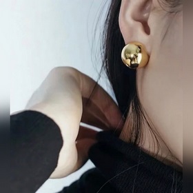 Celine Сережки с блестящей поверхностью Celine уже стала самостоя