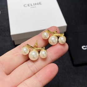 Xiao Hongshu рекомендует последнюю новинку — серьги Celine с трем