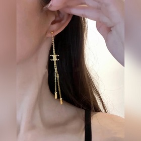 Сережки с кисточками в форме Триумфальной арки. Сережки Serene с 