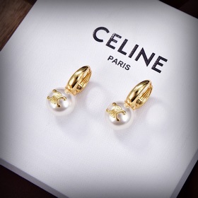Новые серьги Celine Triumph Pearl с жемчужинами отличаются уникал
