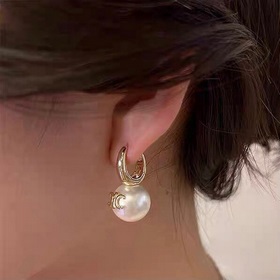 Новые серьги Celine Triumph Pearl с жемчужинами отличаются уникал