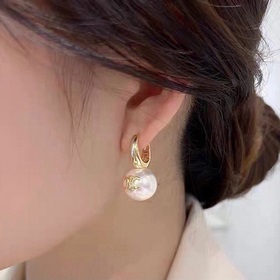 Новые серьги Celine Triumph Pearl с жемчужинами отличаются уникал