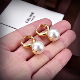 Новые серьги Celine Triumph Pearl с жемчужинами отличаются уникал