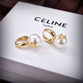 Новые серьги Celine Triumph Pearl с жемчужинами отличаются уникал